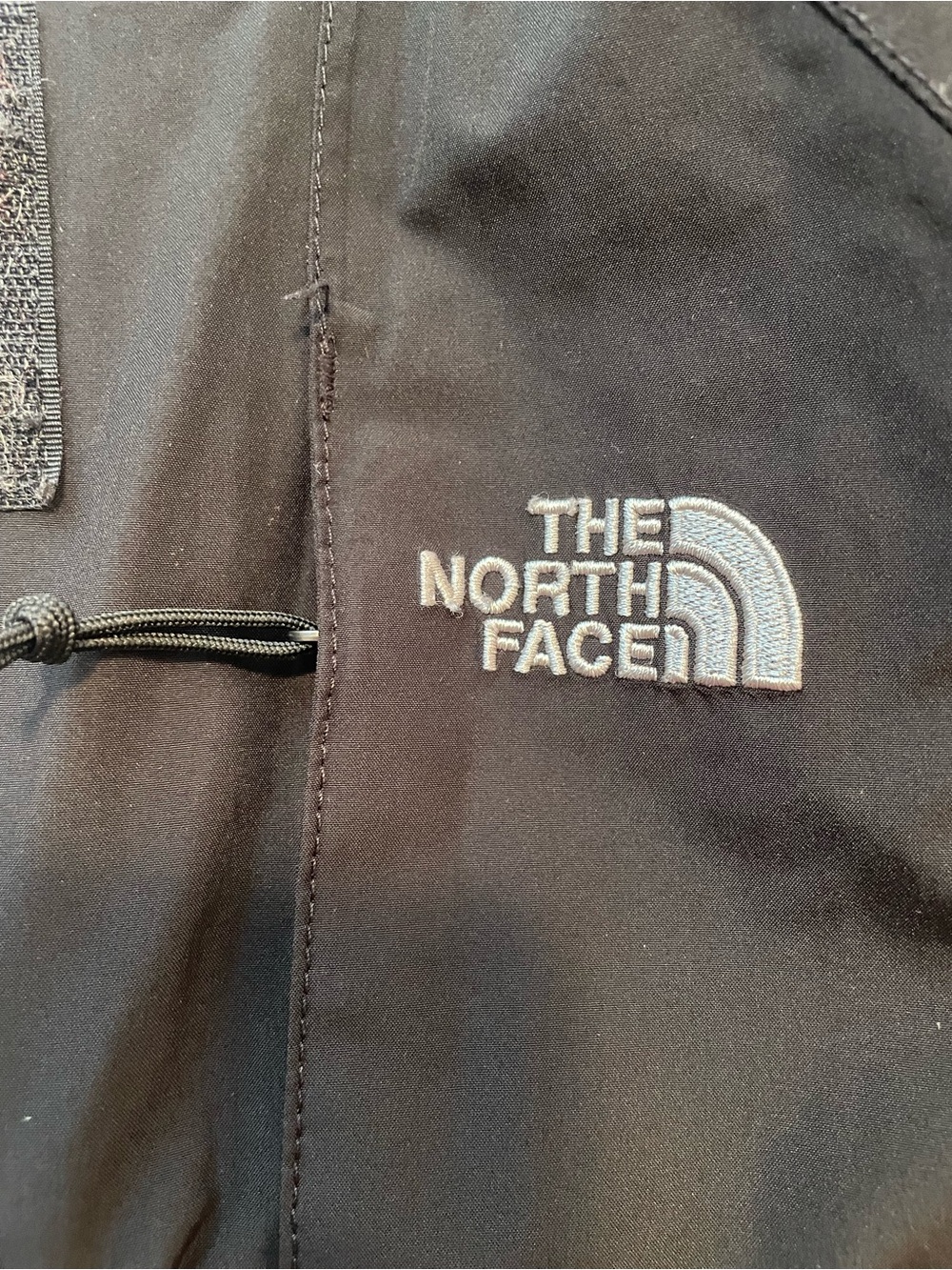 🚨🚨🚨The North Face Black Hooded Raincoat with Logo - Picture 3 of 13